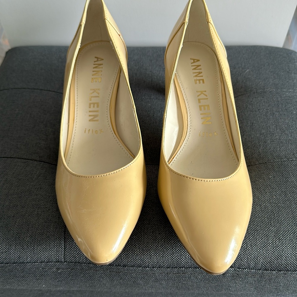 NEW ANNE KLEIN IFLEX SIZE 9 TAN PATTEN LEATHER 2.5" HEEL